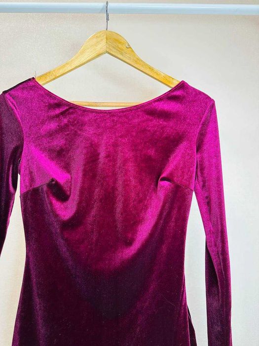 Вечірня велюрова сукня міді бордового кольору М розміру