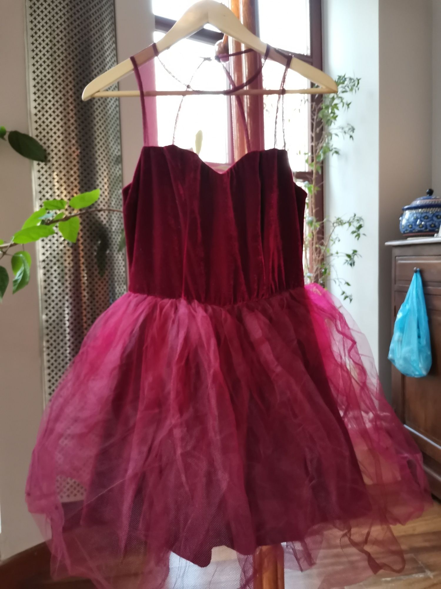 Śliczna bordowa sukienka tiulowa na sylwestra