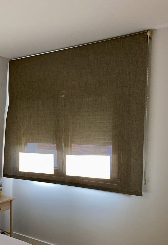 Dois cortinados blackout castanhos