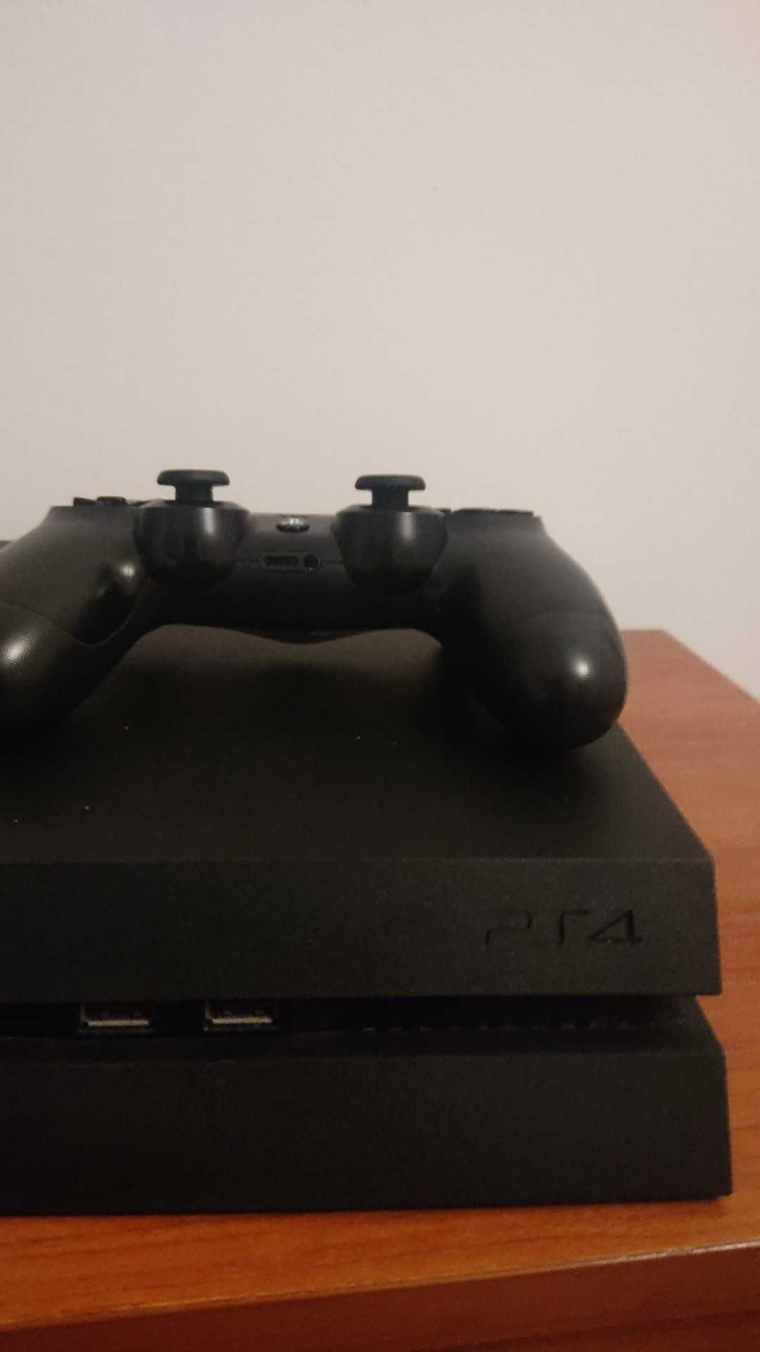 PS4 com um comando original e oferta de 4 jogos