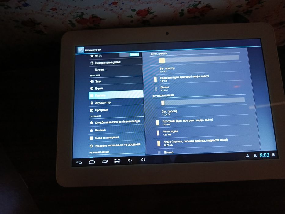 Продам два планшети робочі у чорного не тримає батарея у білому тримає