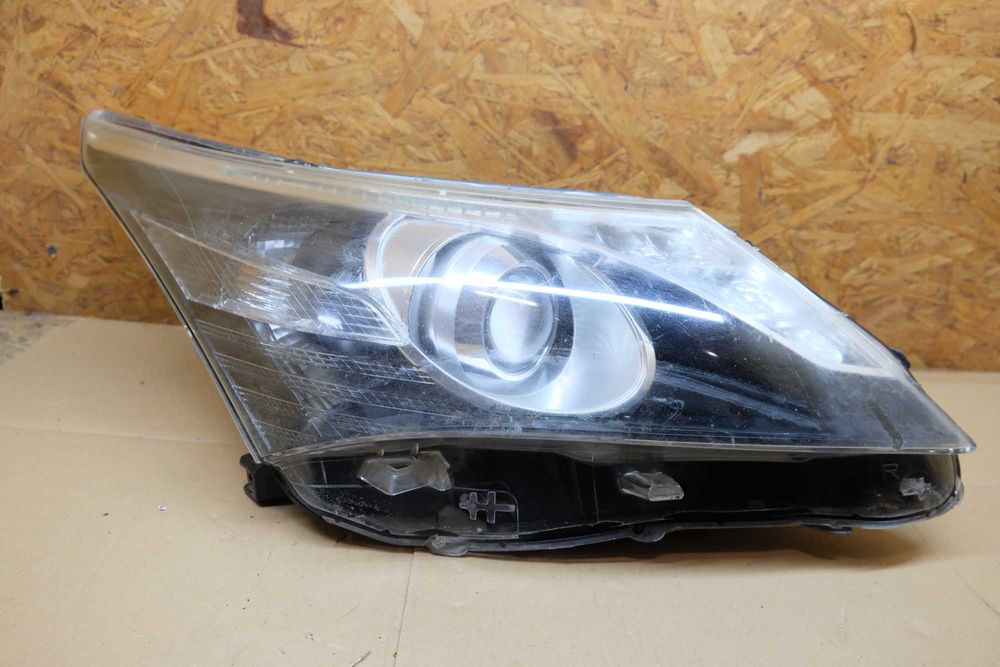 Lampa prawy przód Toyota Avensis III T27 Lift