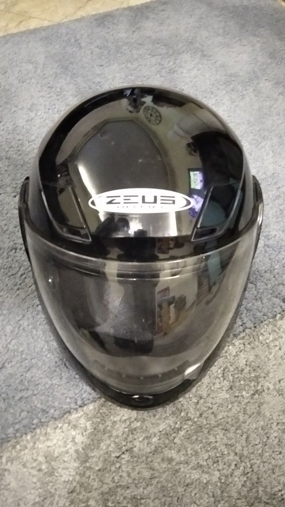 Capacete de mota da marca ZeuS