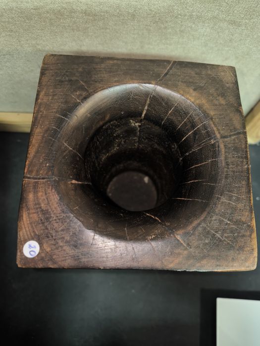 Vaso Rústica em Madeira Esculpida com Entalhes Flo. 
venda esta peça d