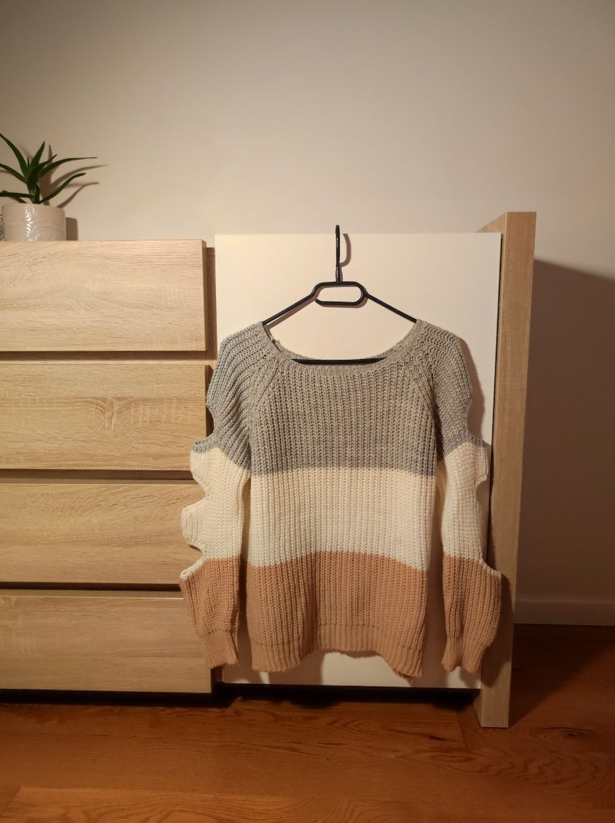 Sweter z ozdobnymi rękawami