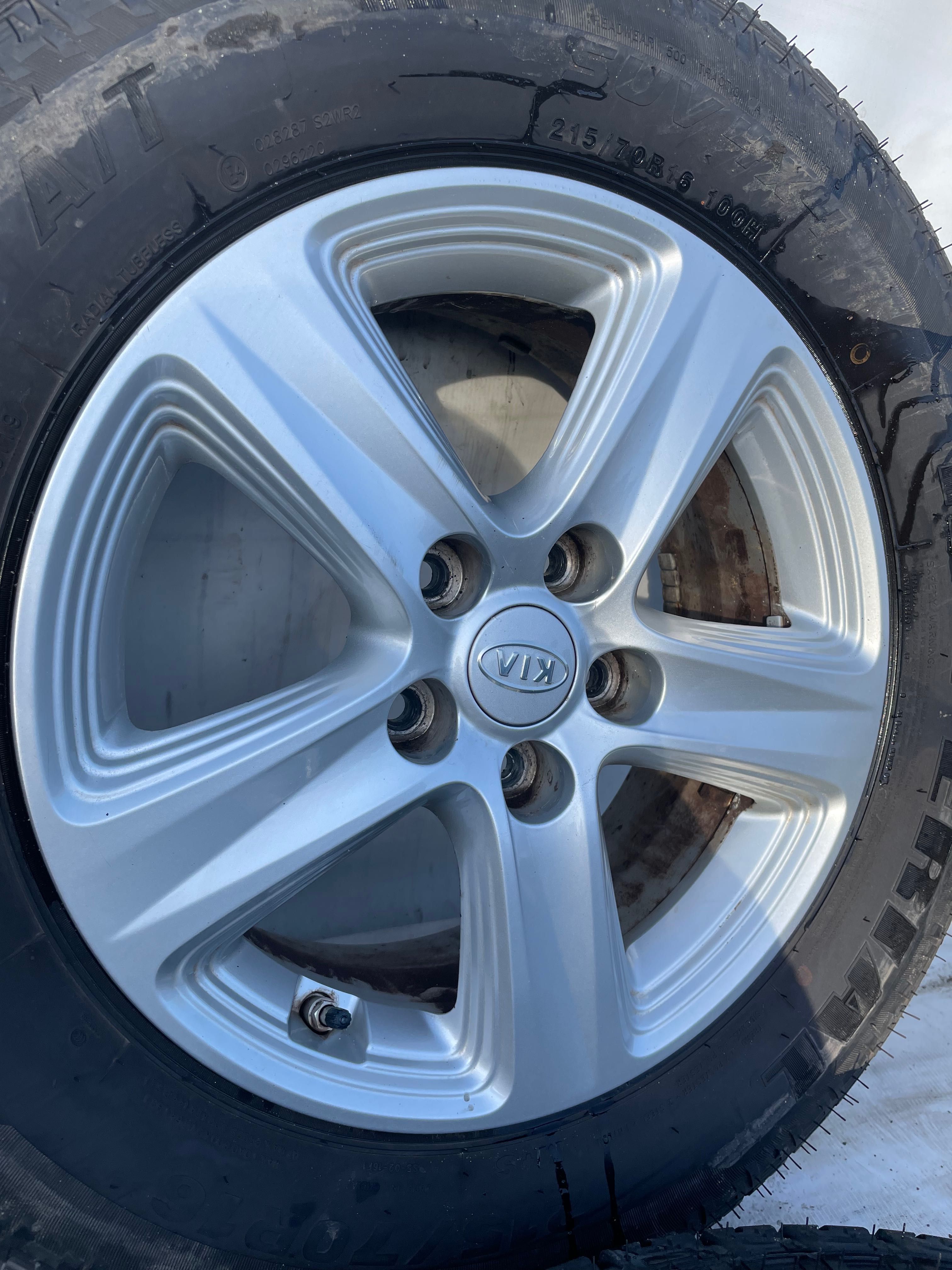 Felgi aluminiowe KIA ORYGINALNE 16 czujniki OPONY zimowe 215/70R16