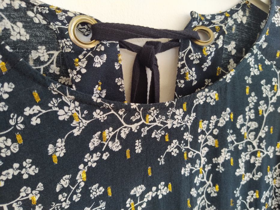 Blusa flores e apontamentos dourados - Tamanho M