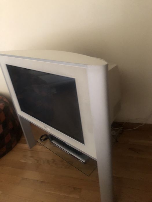 Televisao Philips e móvel