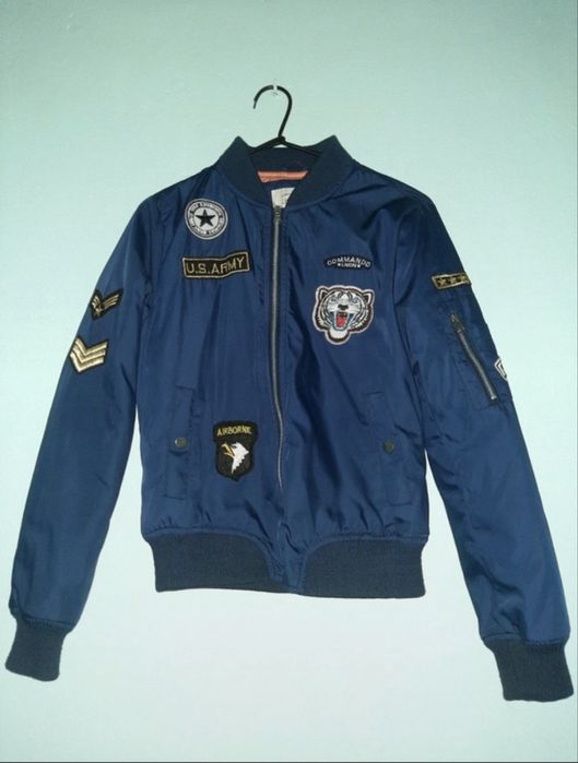 Kurtka bomberka z naszywkami