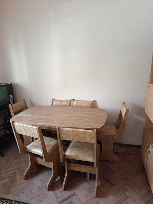 Móvel de sala com mesa mais seis cadeiras