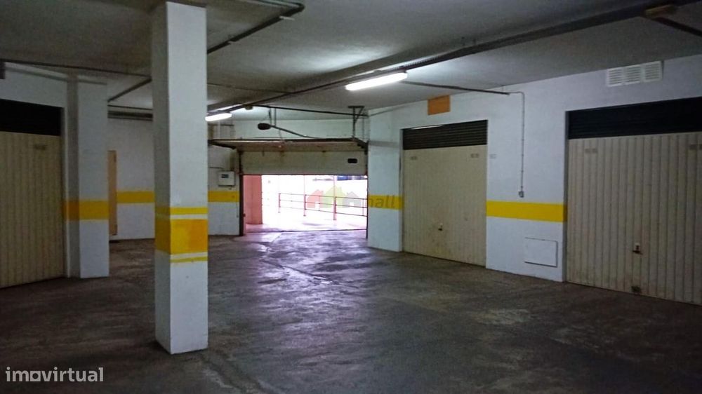 Arrenda Box interior para 2 viaturas - Av. Bento Jesus Caraça - Setúba