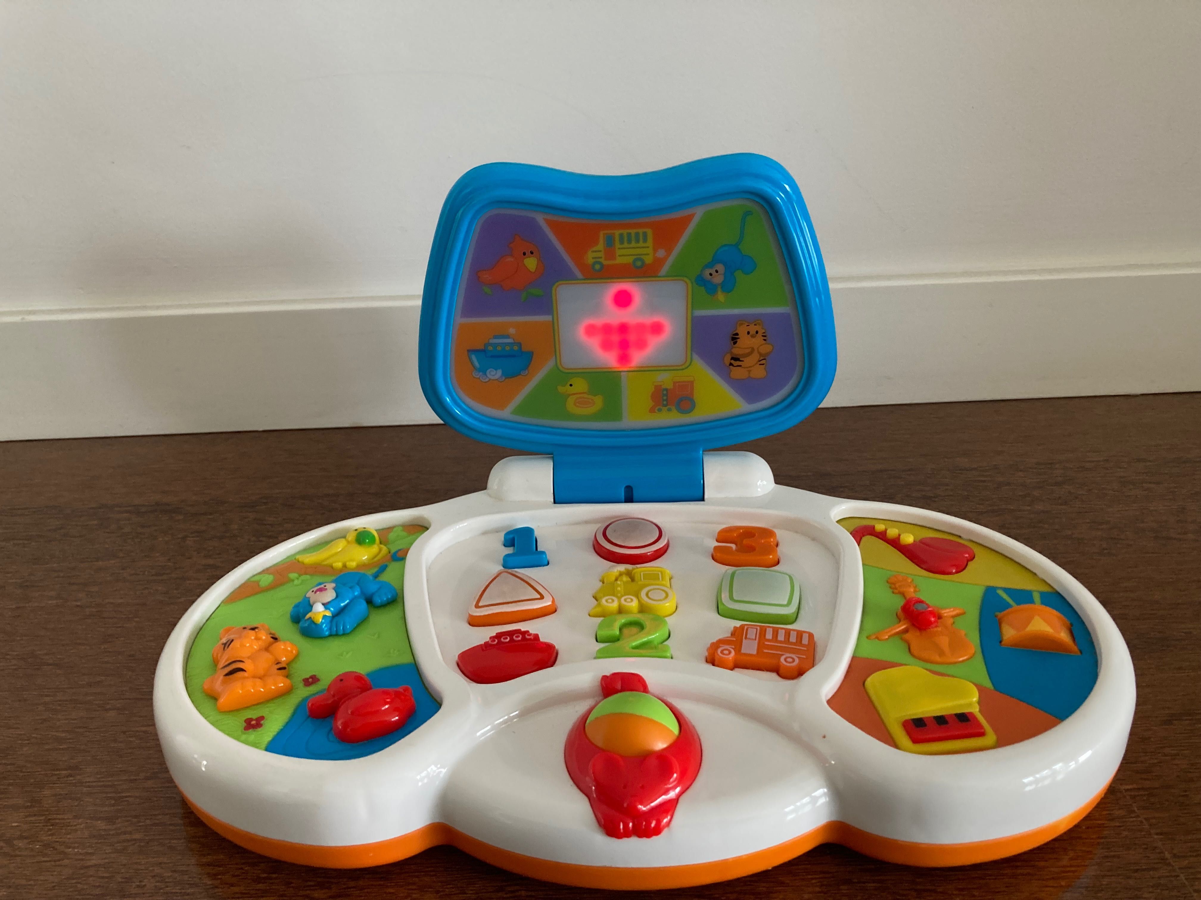 Computador criança com jogos pedagógicos