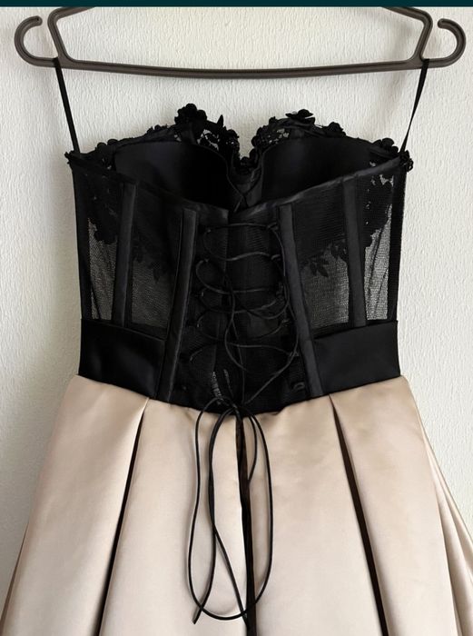 Плаття на випускний
з корсетом на завязках у вигляді шнурівки