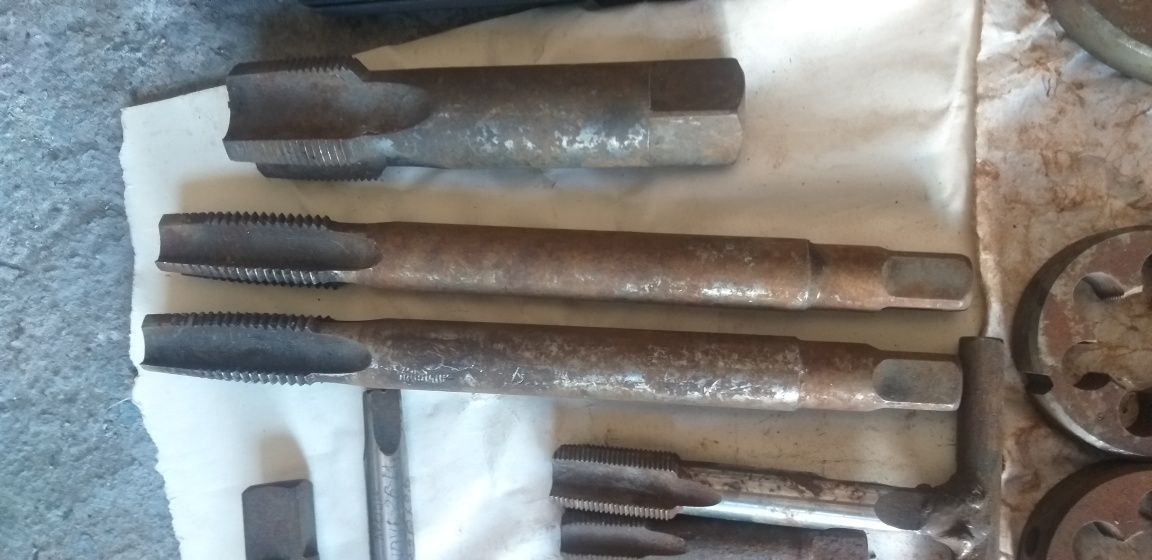 Продам  сверла метчики подшипники.