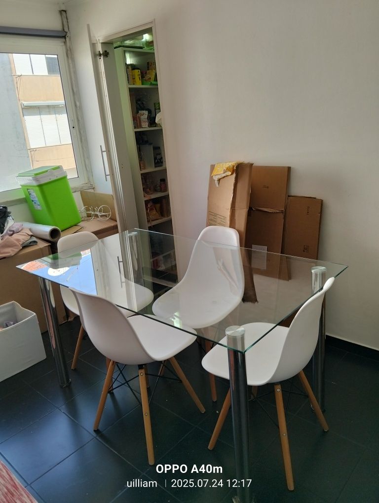 Mesa com  4 cadeiras
