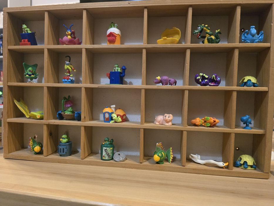 Półka z Kinder niespodziankami 2 szt duszki, robaczki, smoki