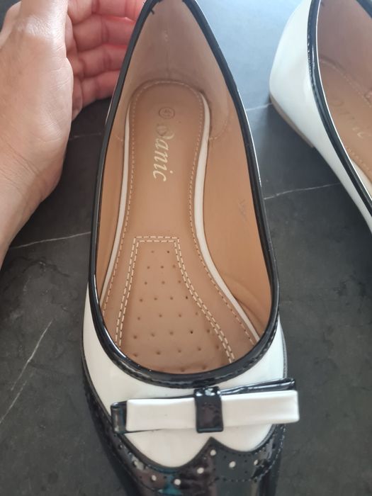 Białe lakierowane baleriny z kokardkami roz. 40