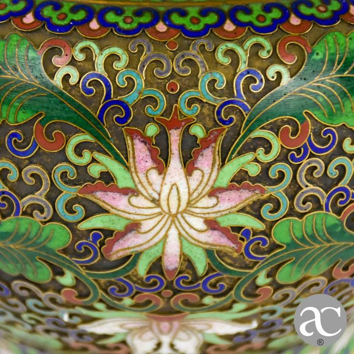 Pote com tampa em Cloisonné em relevo, finais séc. XIX