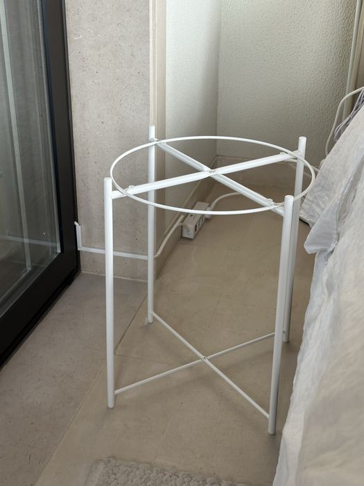 Mesa de cabeçeira IKEA simples em metal.