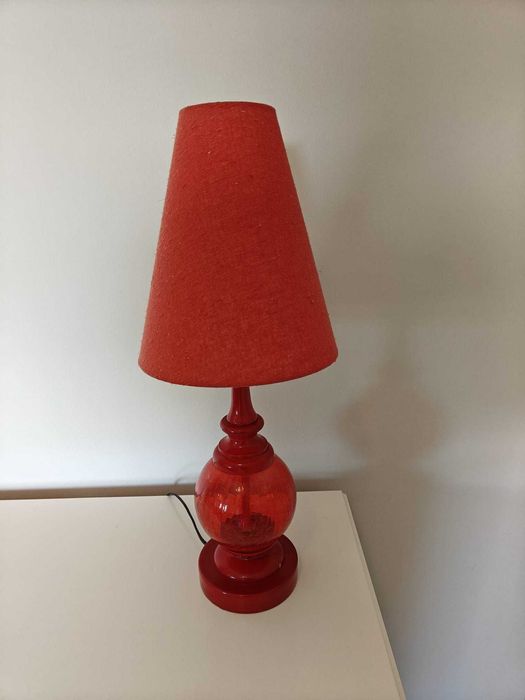 Candeeiro Vermelho com Abat-jour – 63 cm de Altura