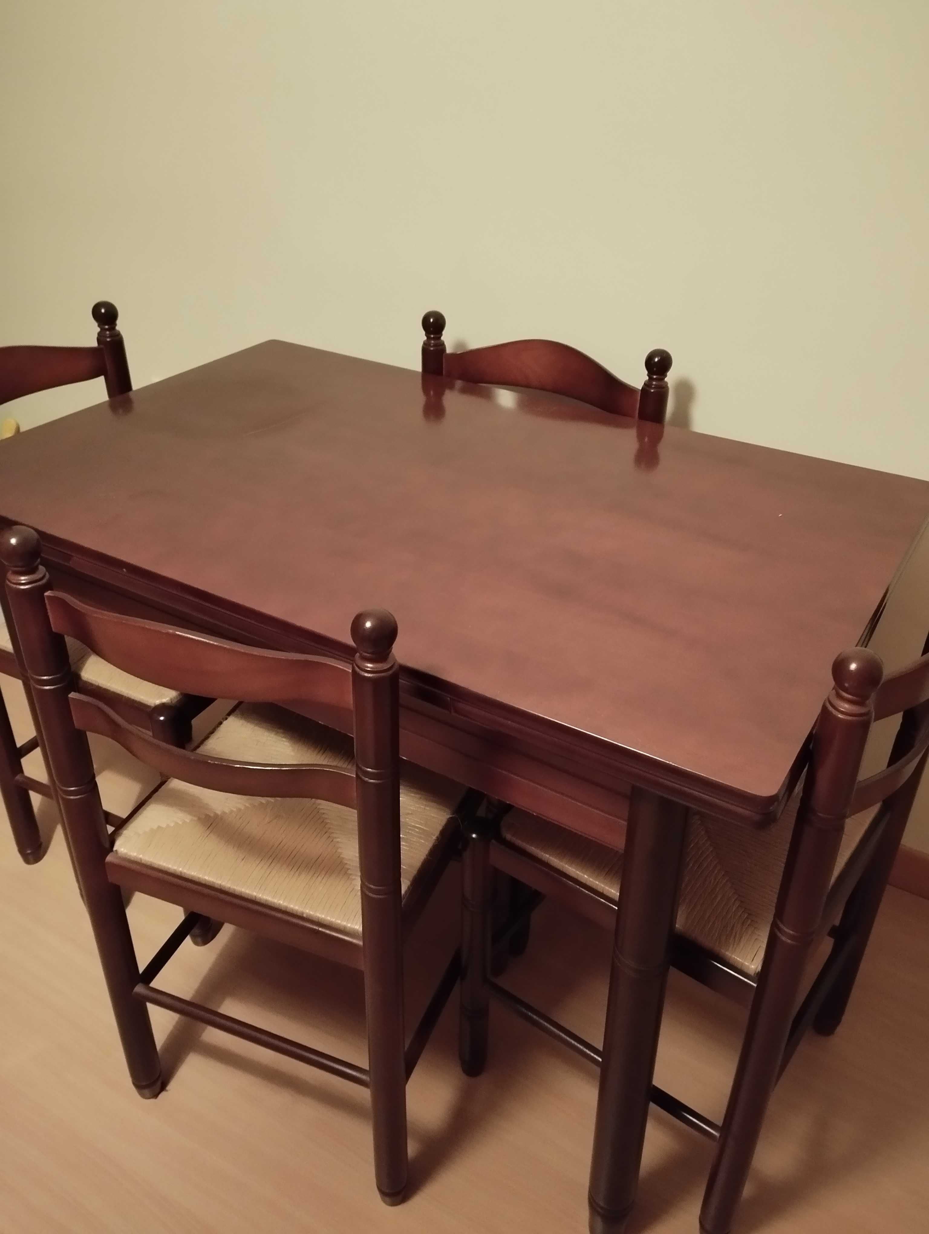 Mesa em mogno castanha com 4 cadeiras