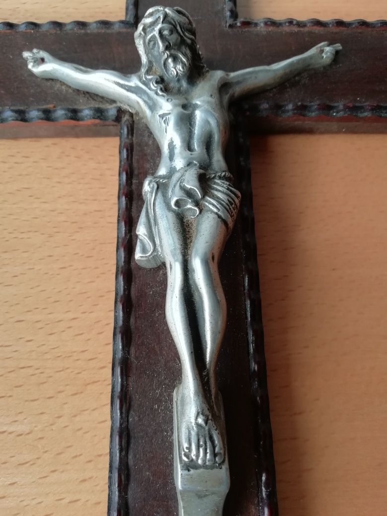 Crucifixo antigo em madeira e metal.