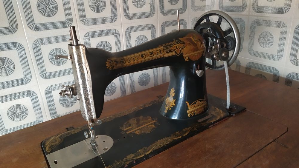 Máquina de costura Singer com mesa e gavetas