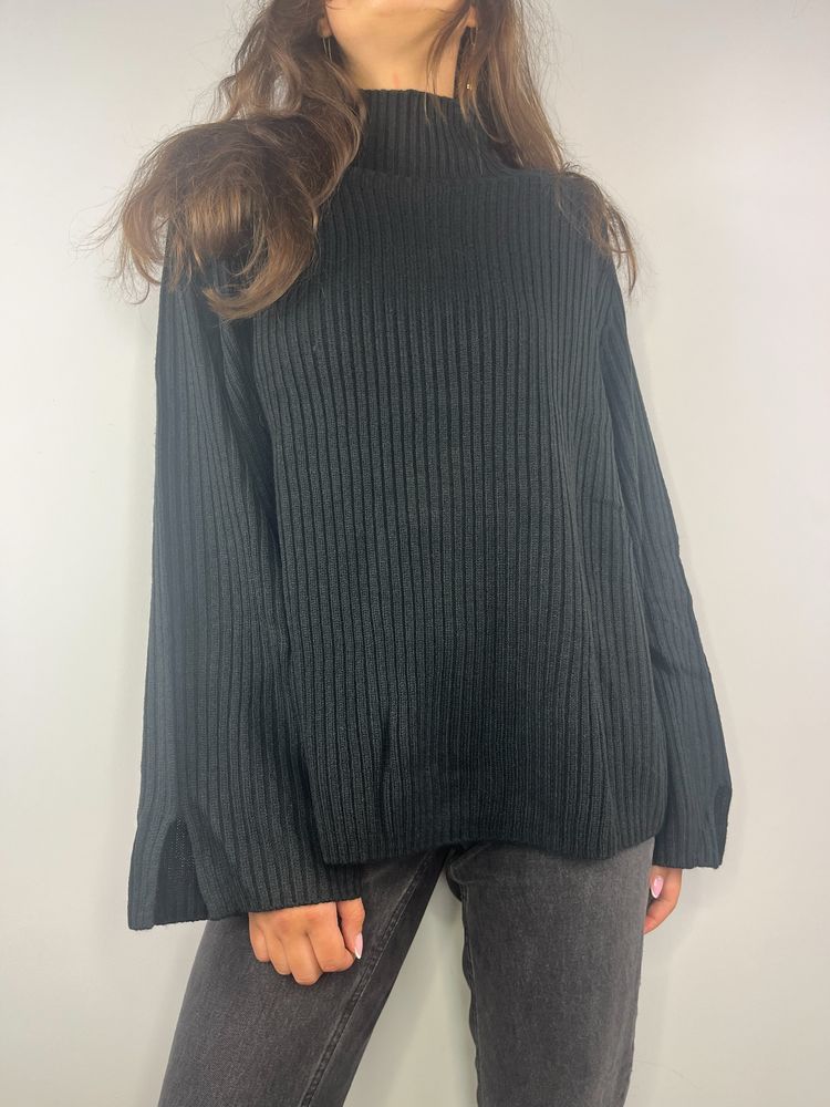 Czarny sweter z szerokimi rekawami Rainbow rozmiar 44/46