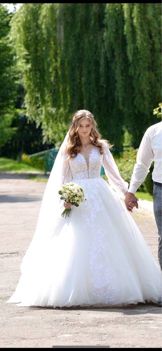 Розкішна весільна сукня, в хорошому стані!