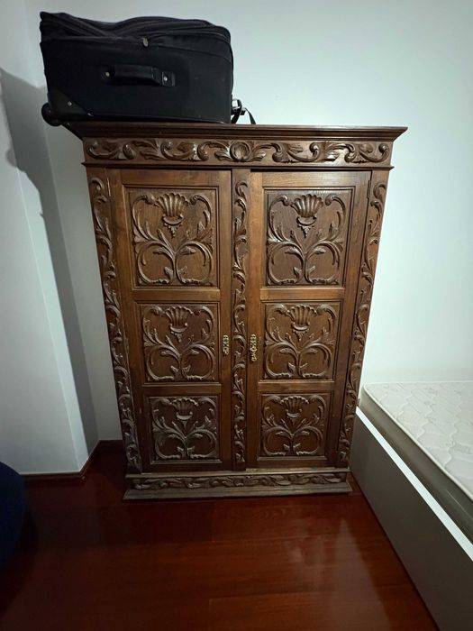 roupeiro estilo rustico lindamente talhado