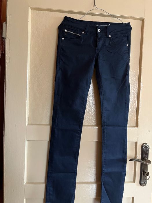 Spodnie damskie granatowe marki Pepe Jeans.