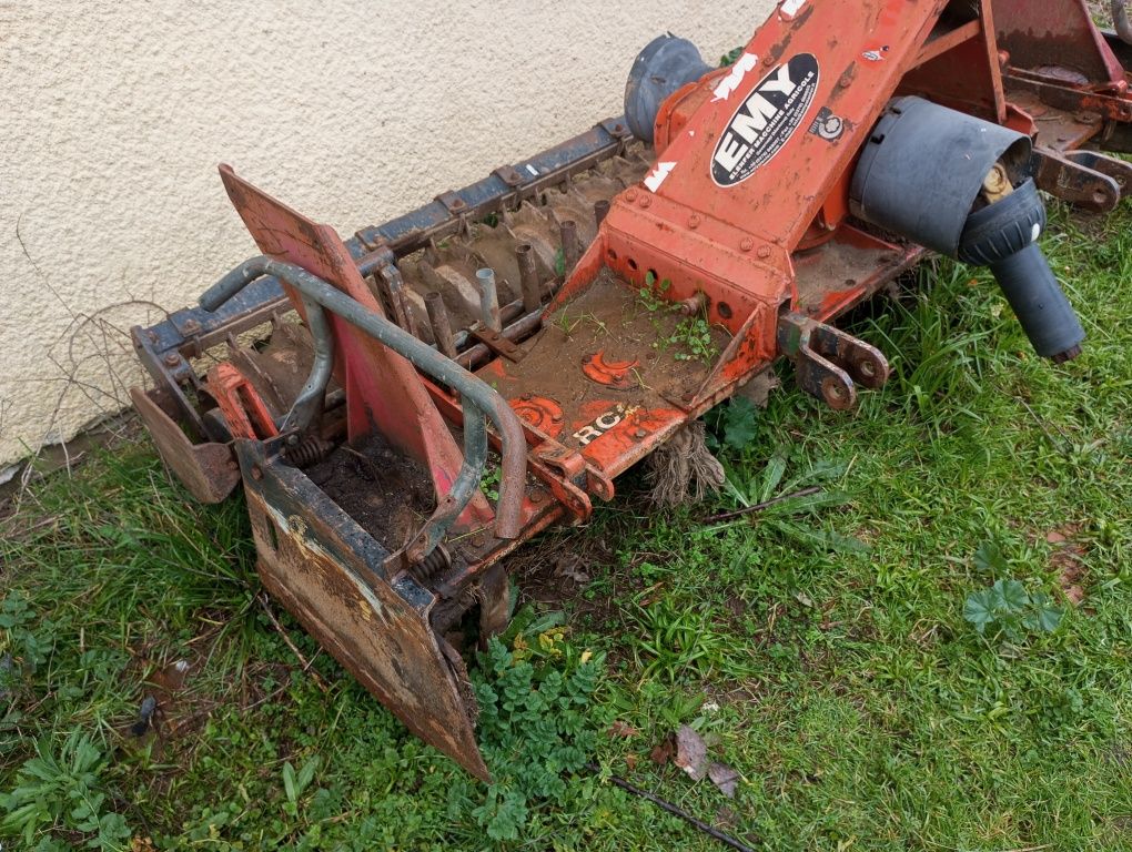 Roto frese com semeador de erva