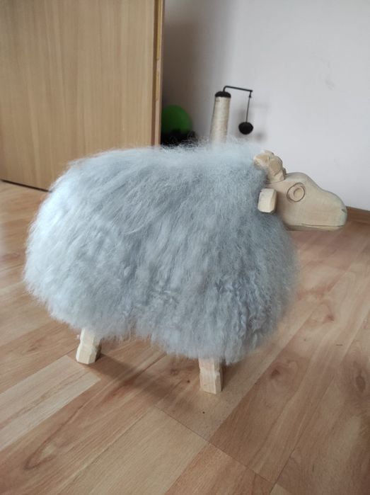 Szary stołek koziołek