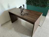 Mesa em madeira novinha Jom