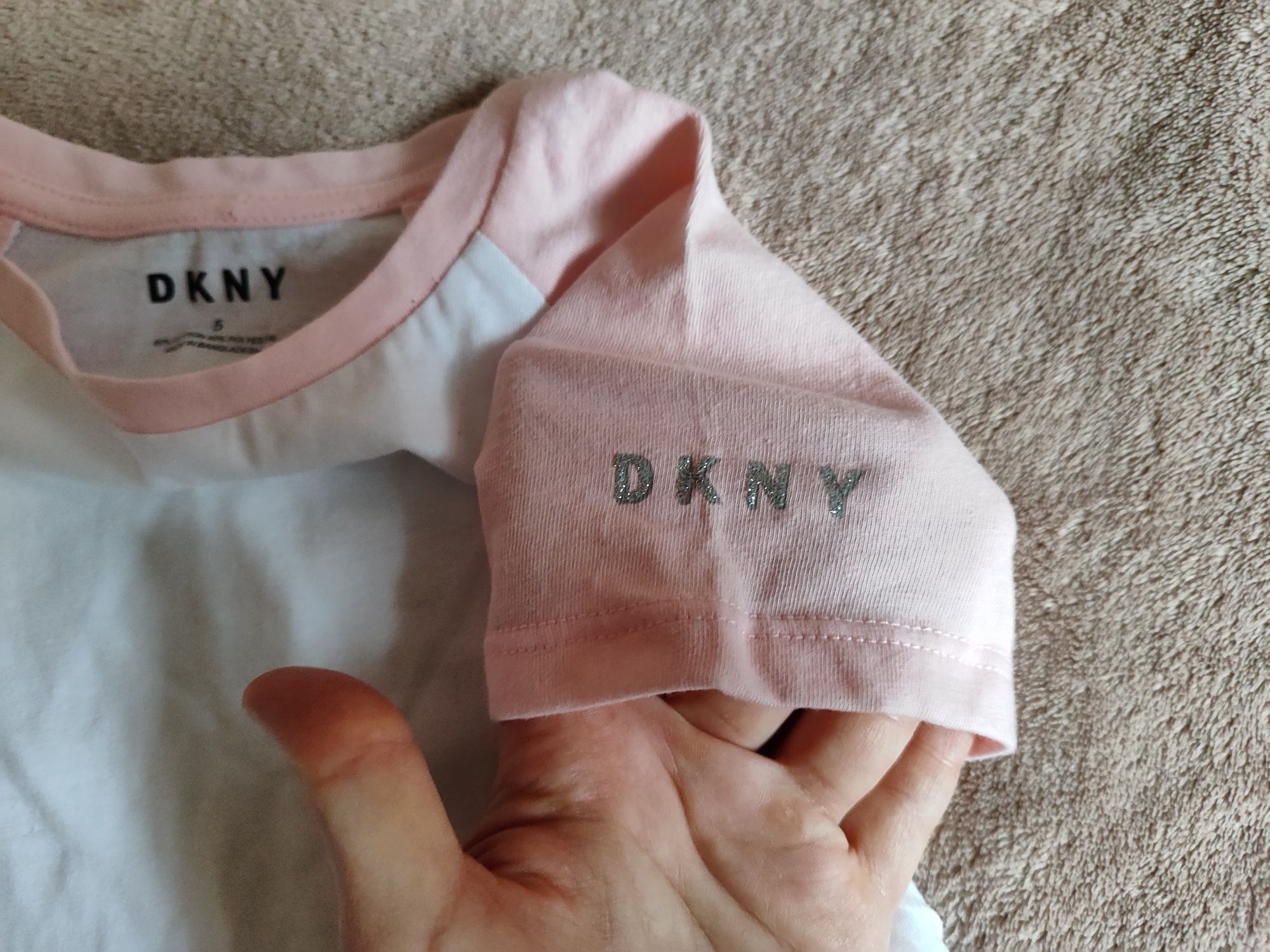 Spódniczka ogrodniczka DKNY rozmiar 5 - 110 moro i biały t-shirt
