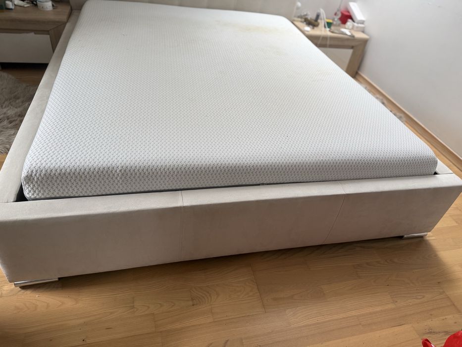 Tapicerowane lożko ze stalażem i materacem 160x200