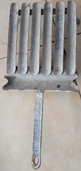 Grelhas em esmalte de grelhadores , duas peças, por 10€