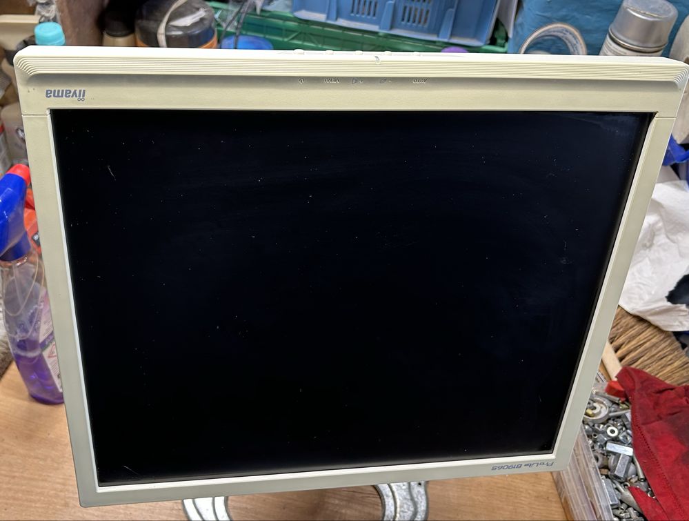 iiyama ProLite D 1906S monitor z uchwytem  sufitowym