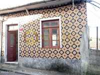 Casa Histórica para Restaurar com Amplo Terreno em Valongo