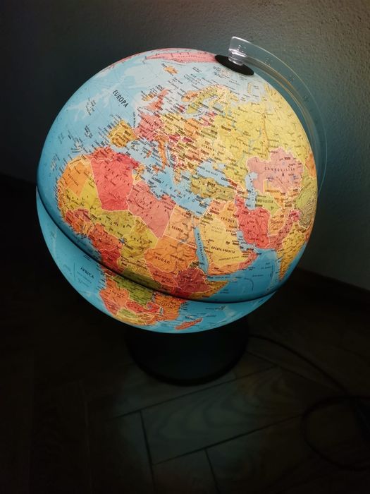 Globo com luz para ver os países