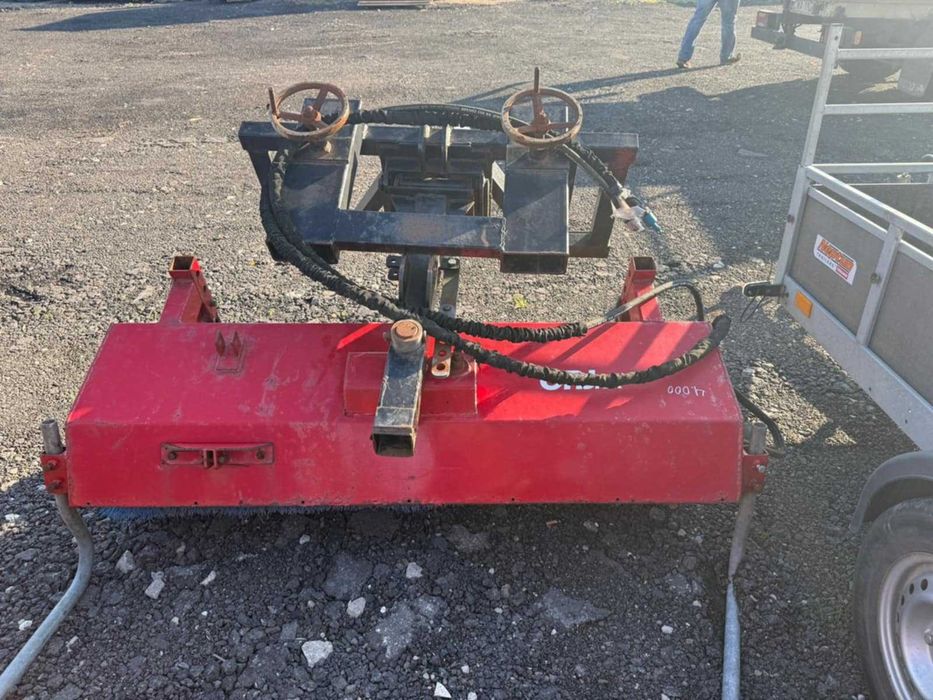 Szczotka z napedem hydraulicznym