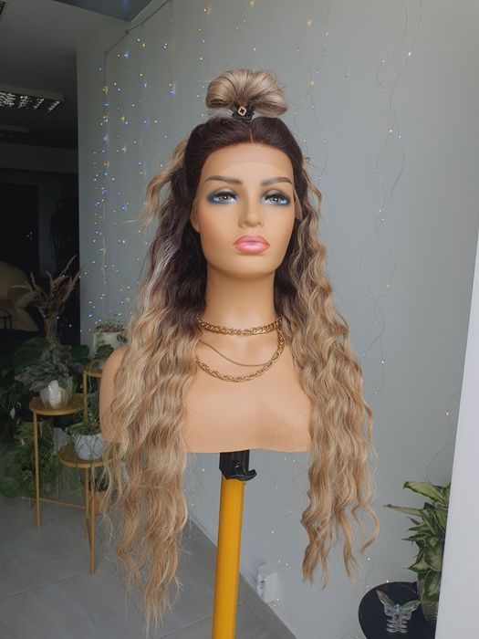 Długa peruka fale loki 70 cm naturalna fryzura lace front