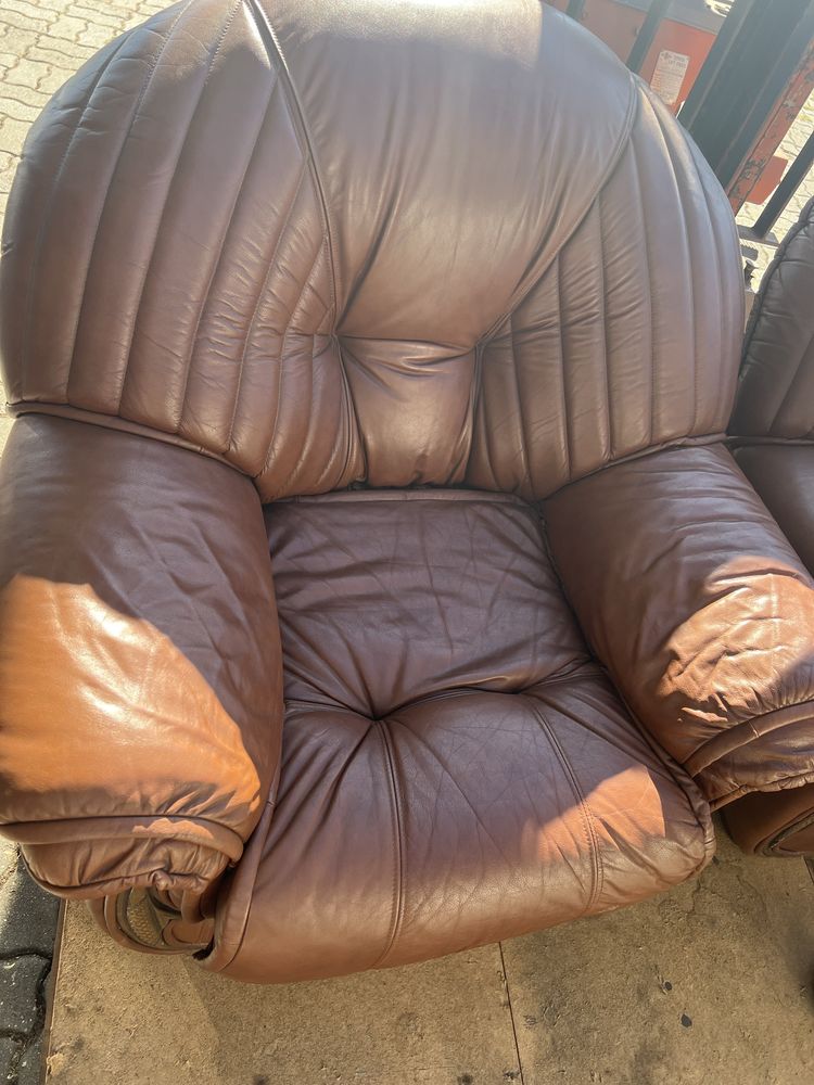 2 Sofas em pele genuino