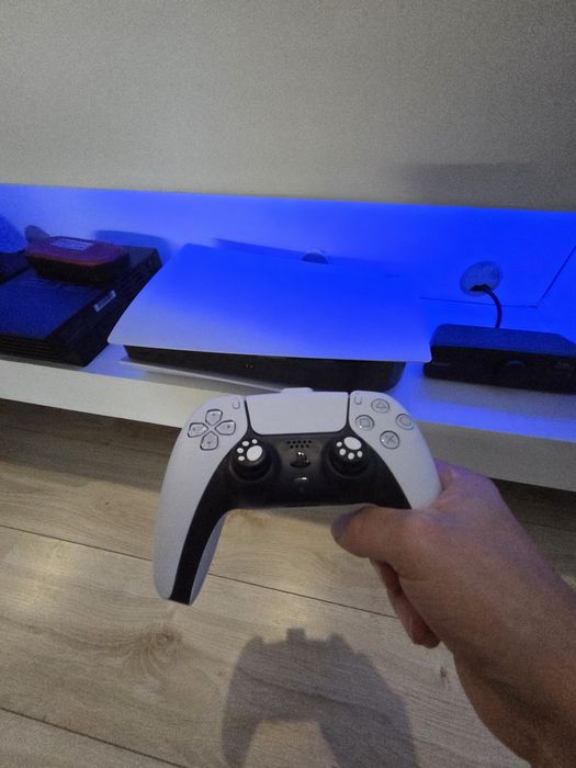Sprzedam Playstation 5 z napędem