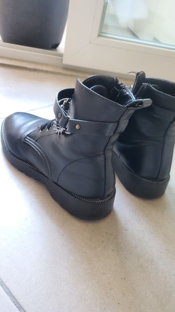 Botas Pretas com Cadarço e Corrente