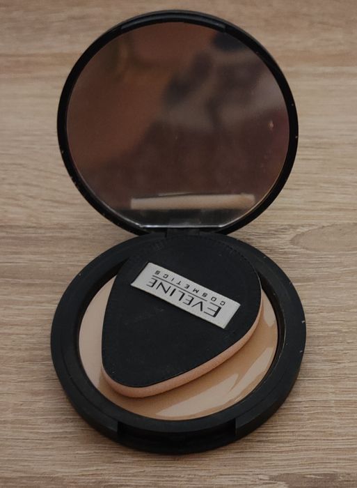 Puder prasowany Eveline Cosmetics z SPF 30