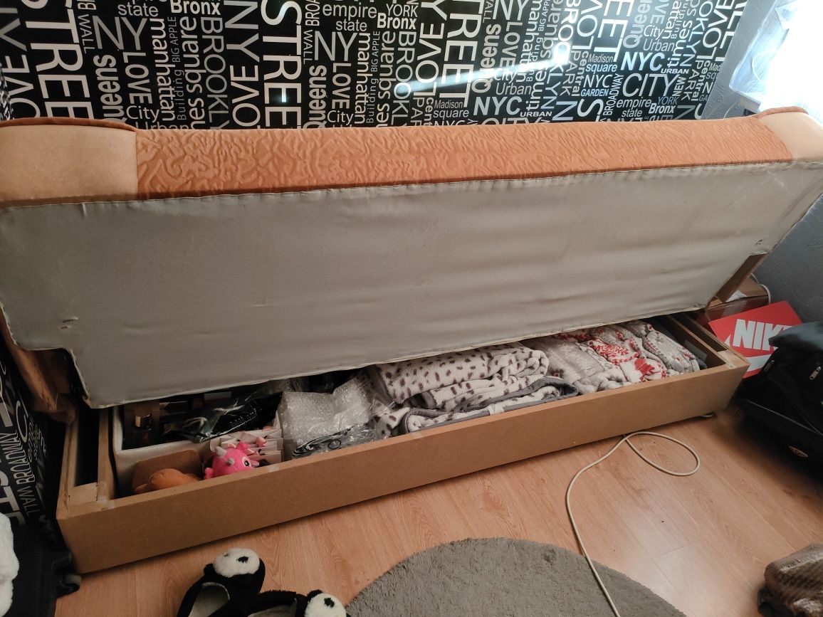 Kanapa.       Sofa