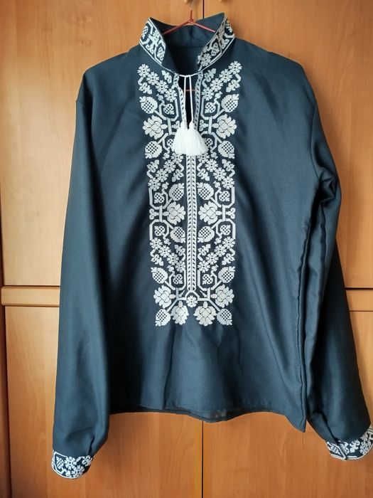 Вишиванки жіноча та чоловіча