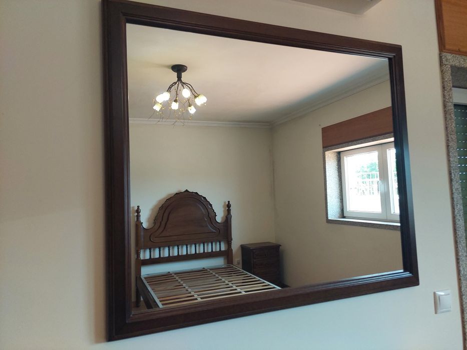 Cama de casal + duas mesinhas de cabeceira + cómoda + espelho
