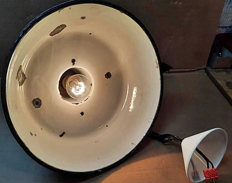 Lampa industrialna wisząca nr. 1 emaliowany klosz  E 27  z PRL
